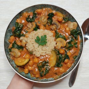 Kremowy gulasz z cieciorką i jarmużem