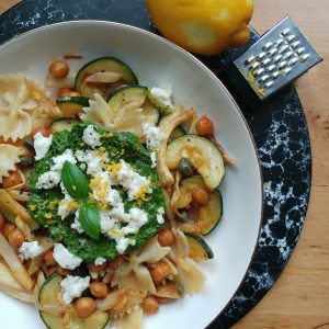 Zielona sałatka z makaronem i cieciorką