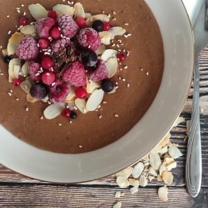 CZEKOLADOWY BUDYŃ JAGLANY Z OWOCAMI I PŁATKAMI MIGDAŁÓW