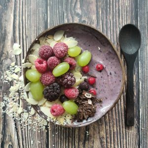 Owocowy wege bowl z prażonymi płatkami migdałów i wiórkami kokosa