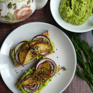 Pasta z zielonego groszku z cebulką i karmelizowaną gruszką