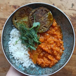 Dal z czerwonej soczewicy z pieczarkami i papryką