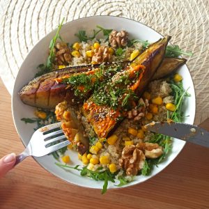 Grillowany bakłażan z hummusem na sałatce z komosy ryżowej